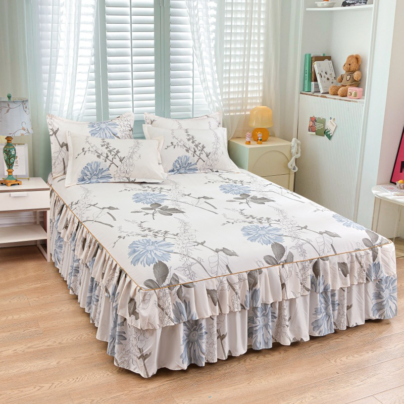 🛏️Two-layer three-piece set with lotus motif lace bedspread and pillowcases